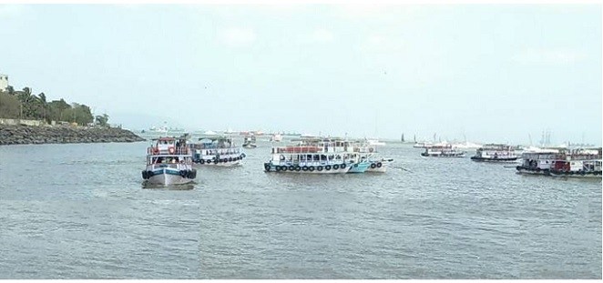 boats at gateway of india